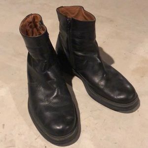 Hush puppies black boots .